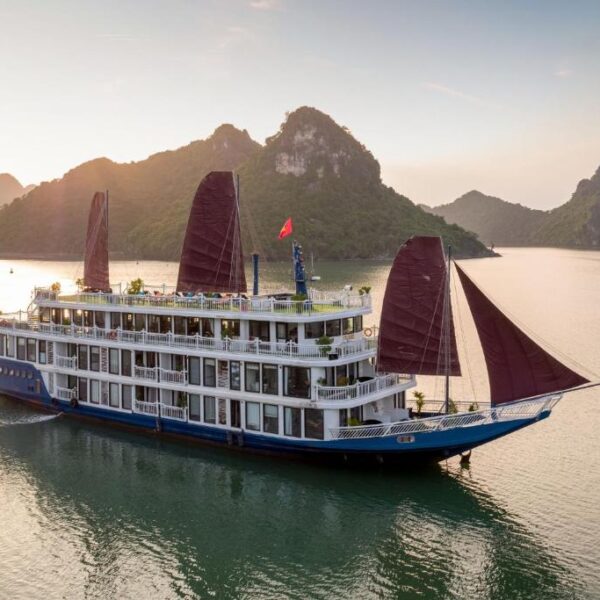 a charming 4-star cruise in Halong Bay