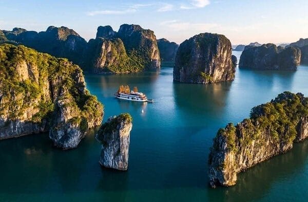 Bai Tu Long Bay