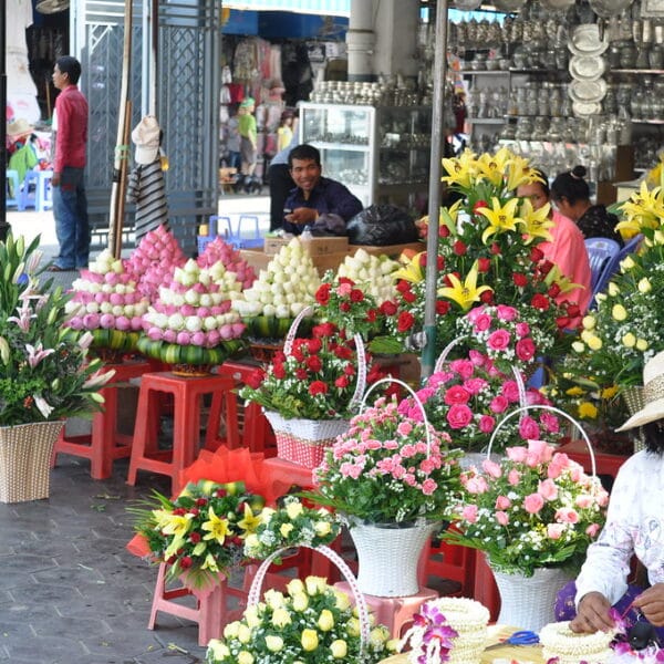 Buy fresh flowers in Phnom Penh market 