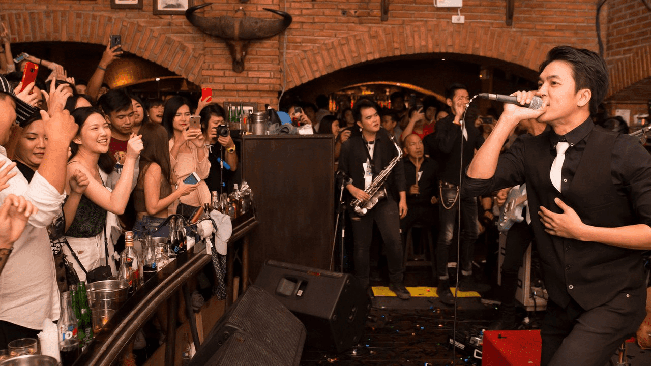 Enjoy live music at bars and nightclubs