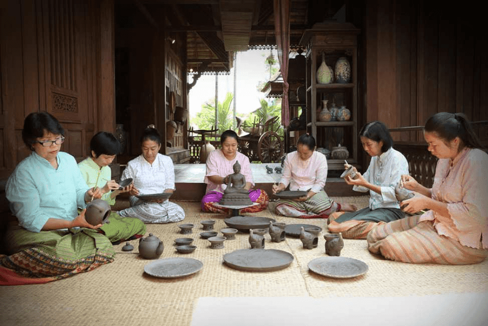 Learn pottery making in San Kamphaeng village