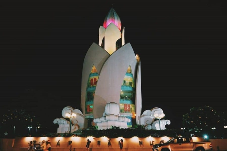 Tram Huong Tower - a beautiful lighthouse at night