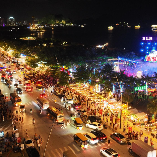 Road to Halong Bay Night Market