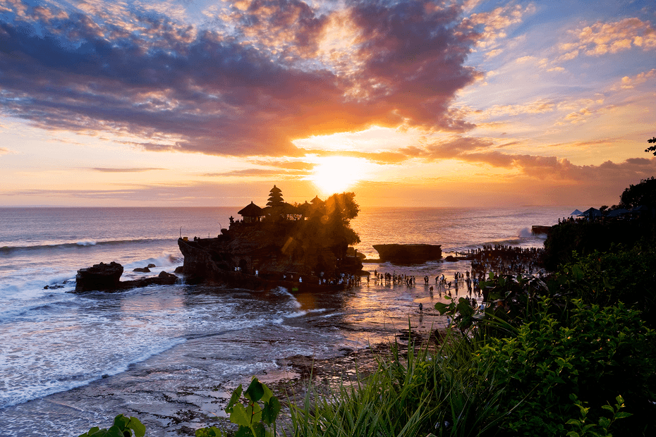 Sunset is about to disappear on Tanah Lot peak