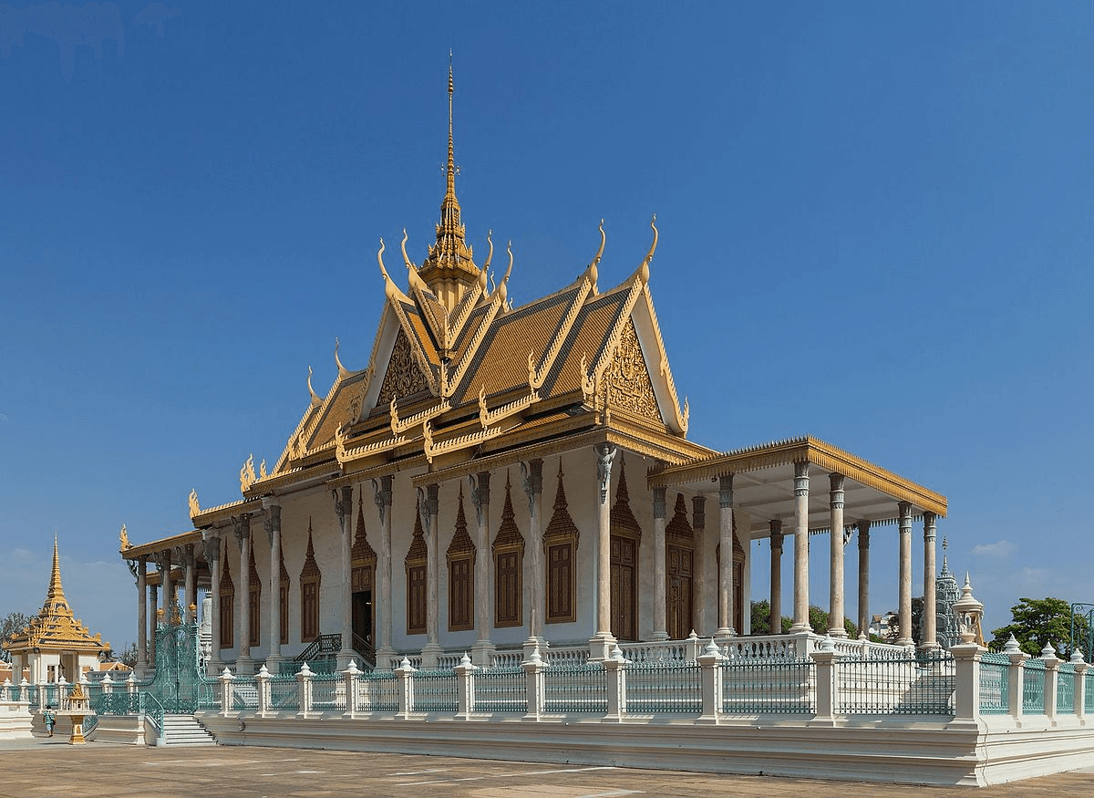 Discover the dazzling Silver Pagoda 