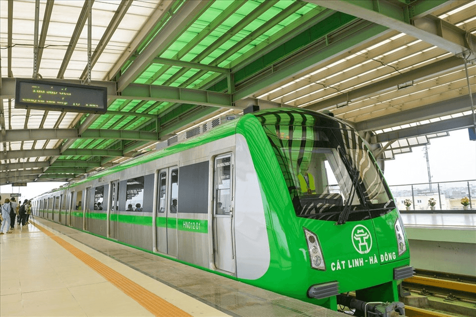 Cat Linh - Ha Dong train is one of the cheap means of transport to Trang Tien Plaza.