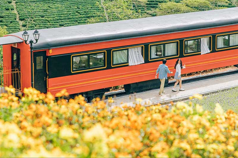 Take the train from Hanoi to Ha Long