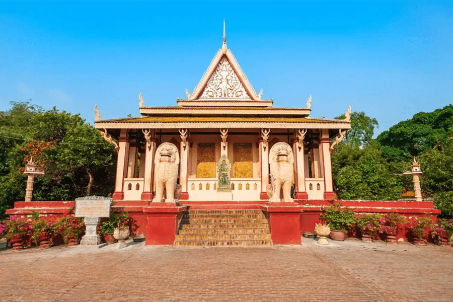 Climb to Phnom Penh legendary hilltop temple, Wat Phnom