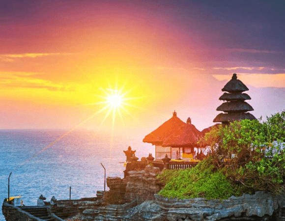 Watching the sunset at Tanah Lot temple – Admire the mysterious and magical scene