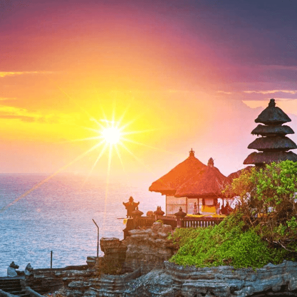 Watching the sunset at Tanah Lot temple – Admire the mysterious and magical scene