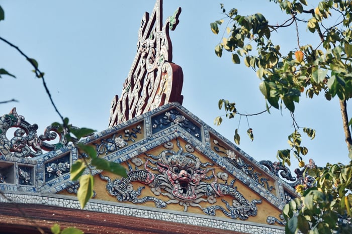 The exquisite dragon carvings on the tiled roof of Tu Hieu Pagoda.