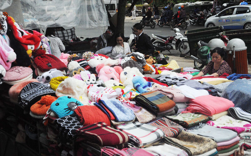 Night Market in Dalat offers a variety of quality woolen goods and charming souvenirs