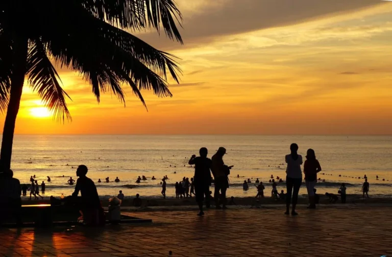 Enjoy the peaceful twilight by the shore for a tranquil My Khe Beach nightlife