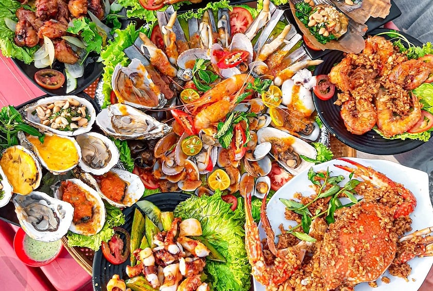Don’t miss the chance to go to a local seaside restaurant for ultra-fresh dishes