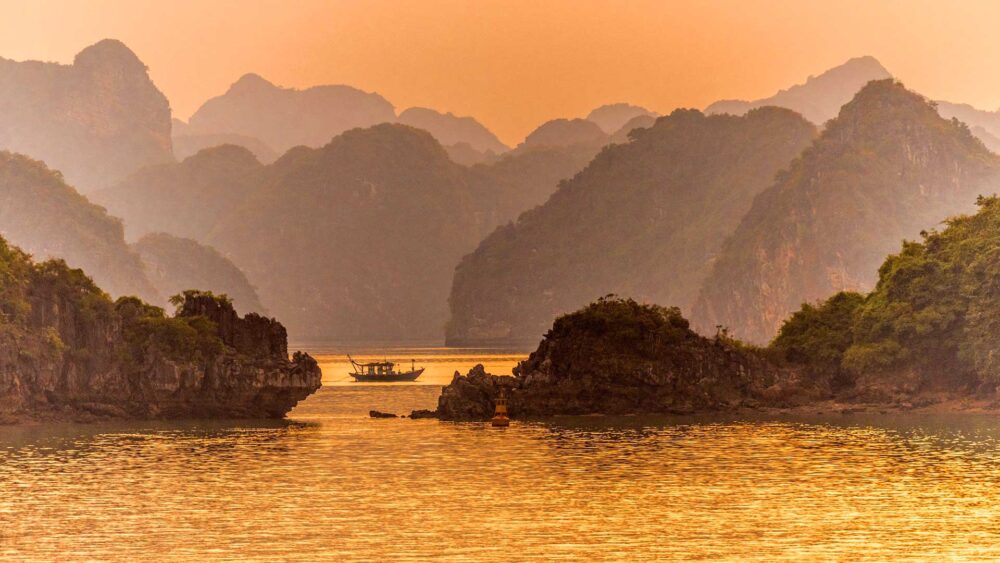 Vietnam itinerary 3 days – Sunset in Halong Bay 