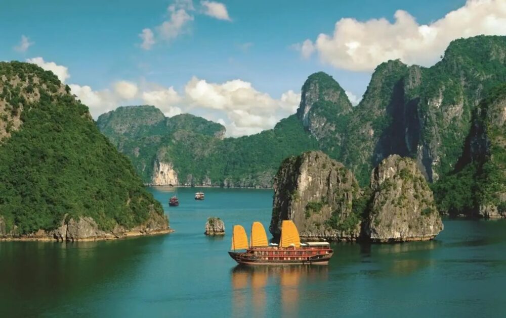 Halong Bay - A jewel of northern Vietnam, is recognized as a UNESCO World Heritage Site